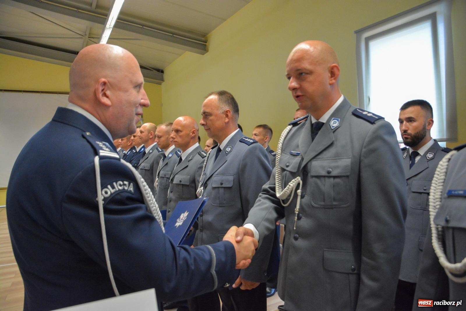 Zdjęcie w galerii na portalu naszraciborz.pl: Raciborska policja świętuje w Pietrowicach Wielkich. Wręczono awanse i odznaczenia [FOTO i WIDEO] wiadomości z regionu