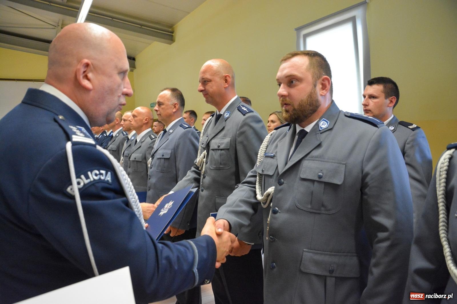 Zdjęcie w galerii na portalu naszraciborz.pl: Raciborska policja świętuje w Pietrowicach Wielkich. Wręczono awanse i odznaczenia [FOTO i WIDEO] wiadomości z regionu