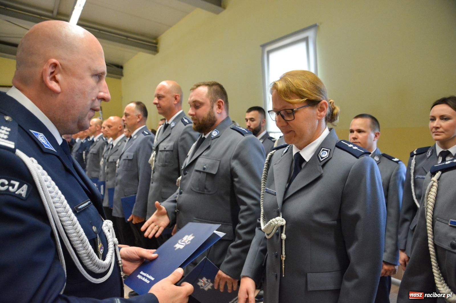 Zdjęcie w galerii na portalu naszraciborz.pl: Raciborska policja świętuje w Pietrowicach Wielkich. Wręczono awanse i odznaczenia [FOTO i WIDEO] wiadomości z regionu