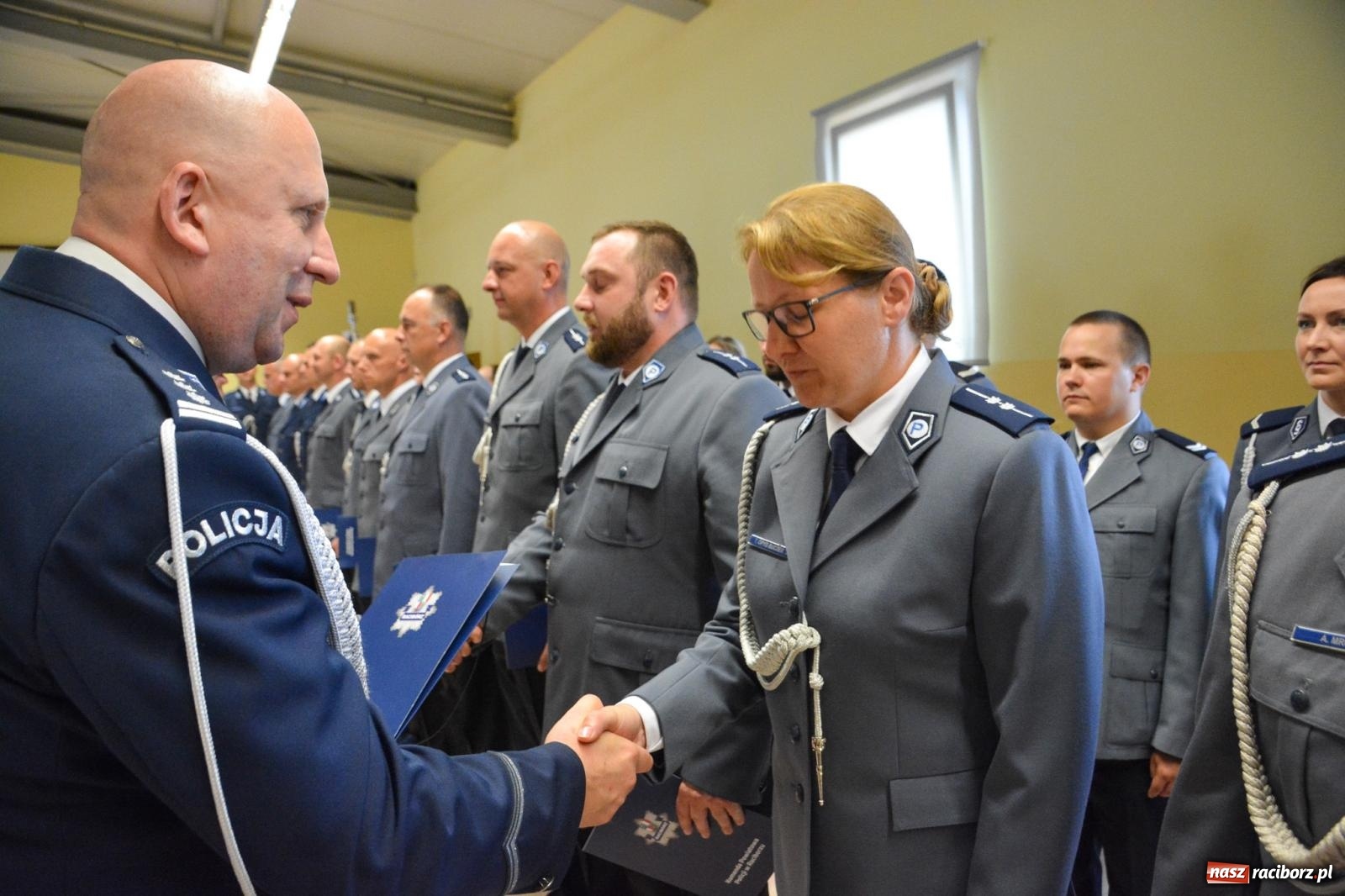 Zdjęcie w galerii na portalu naszraciborz.pl: Raciborska policja świętuje w Pietrowicach Wielkich. Wręczono awanse i odznaczenia [FOTO i WIDEO] wiadomości z regionu
