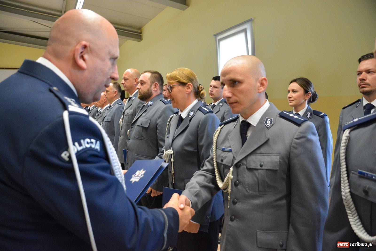 Zdjęcie w galerii na portalu naszraciborz.pl: Raciborska policja świętuje w Pietrowicach Wielkich. Wręczono awanse i odznaczenia [FOTO i WIDEO] wiadomości z regionu