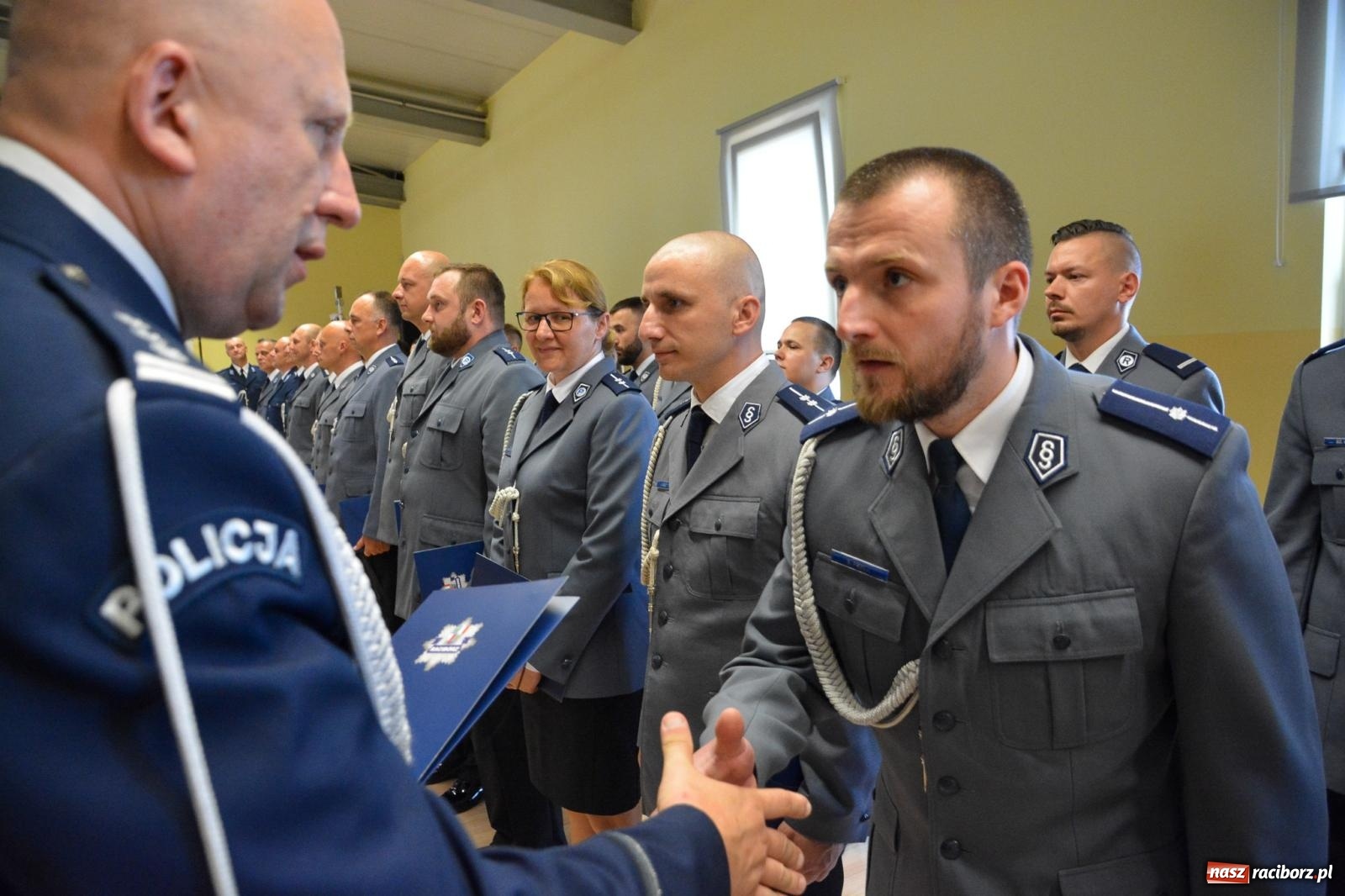 Zdjęcie w galerii na portalu naszraciborz.pl: Raciborska policja świętuje w Pietrowicach Wielkich. Wręczono awanse i odznaczenia [FOTO i WIDEO] wiadomości z regionu