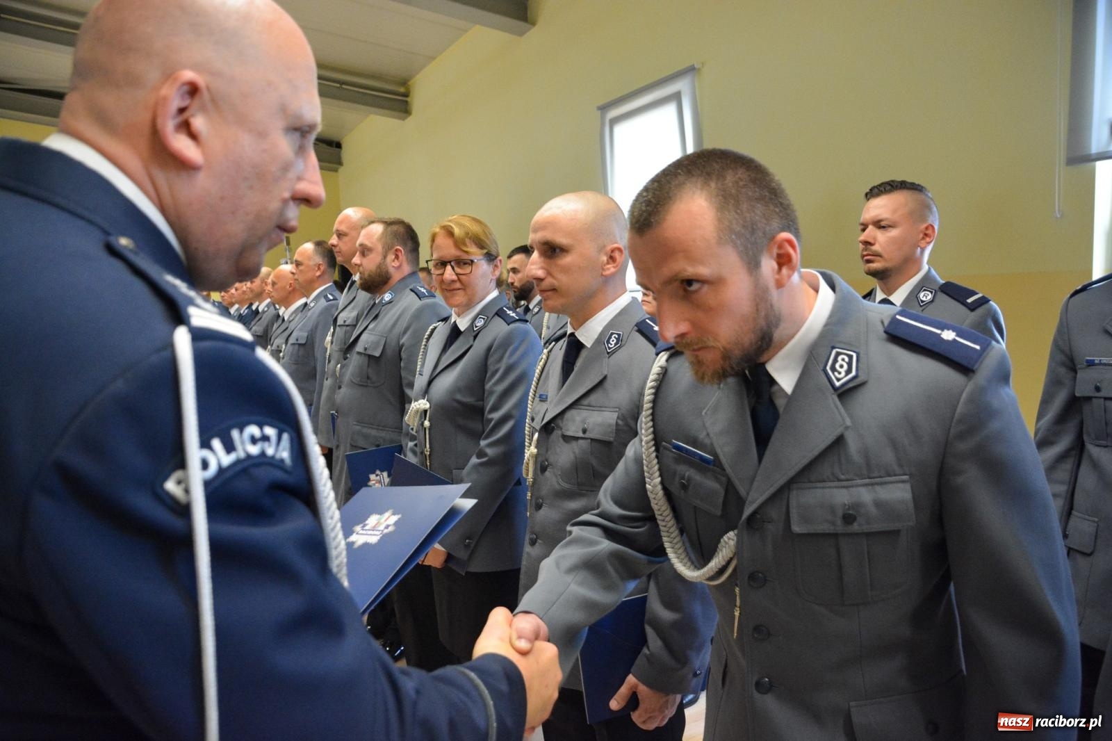 Zdjęcie w galerii na portalu naszraciborz.pl: Raciborska policja świętuje w Pietrowicach Wielkich. Wręczono awanse i odznaczenia [FOTO i WIDEO] wiadomości z regionu