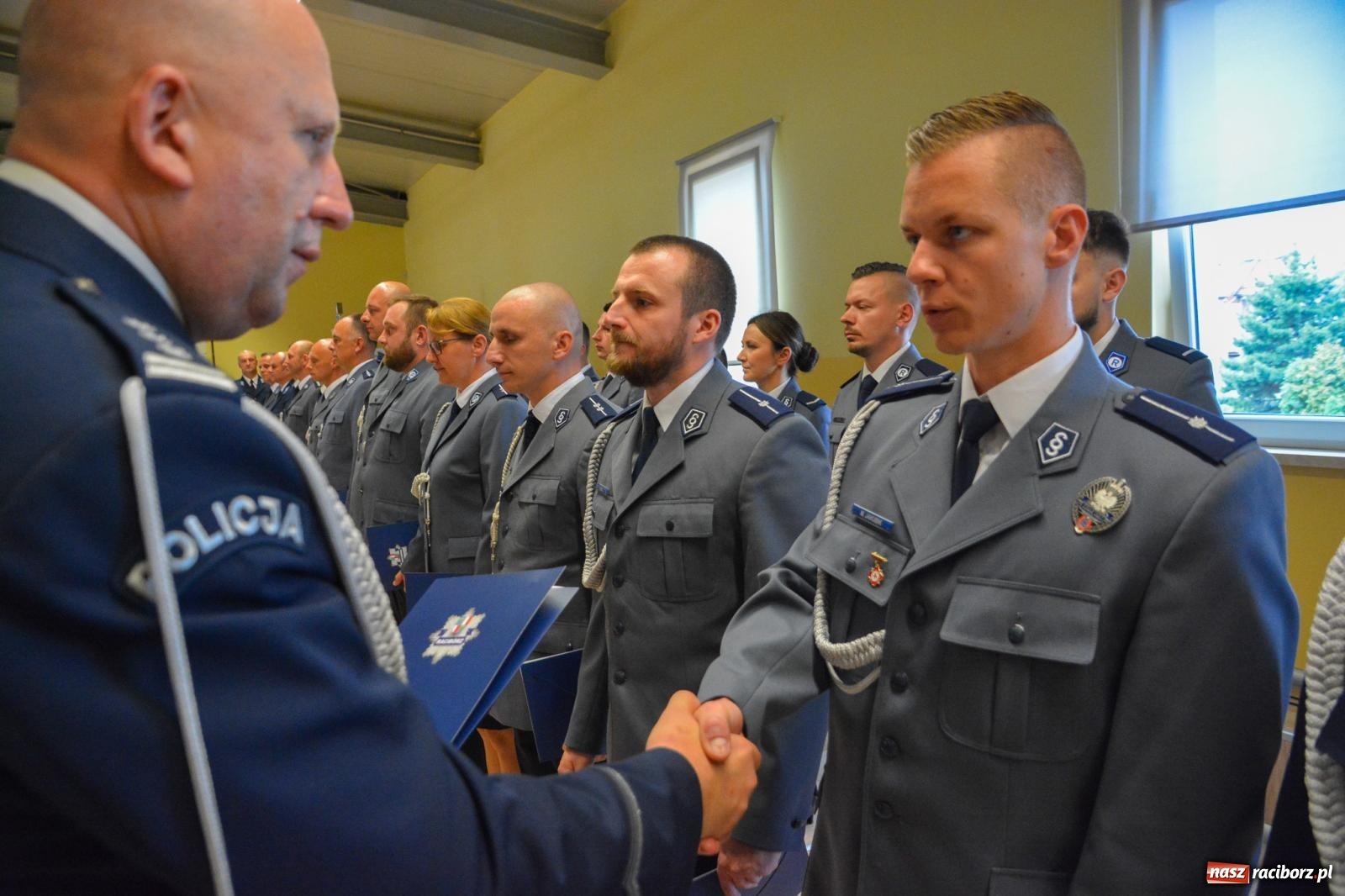 Zdjęcie w galerii na portalu naszraciborz.pl: Raciborska policja świętuje w Pietrowicach Wielkich. Wręczono awanse i odznaczenia [FOTO i WIDEO] wiadomości z regionu