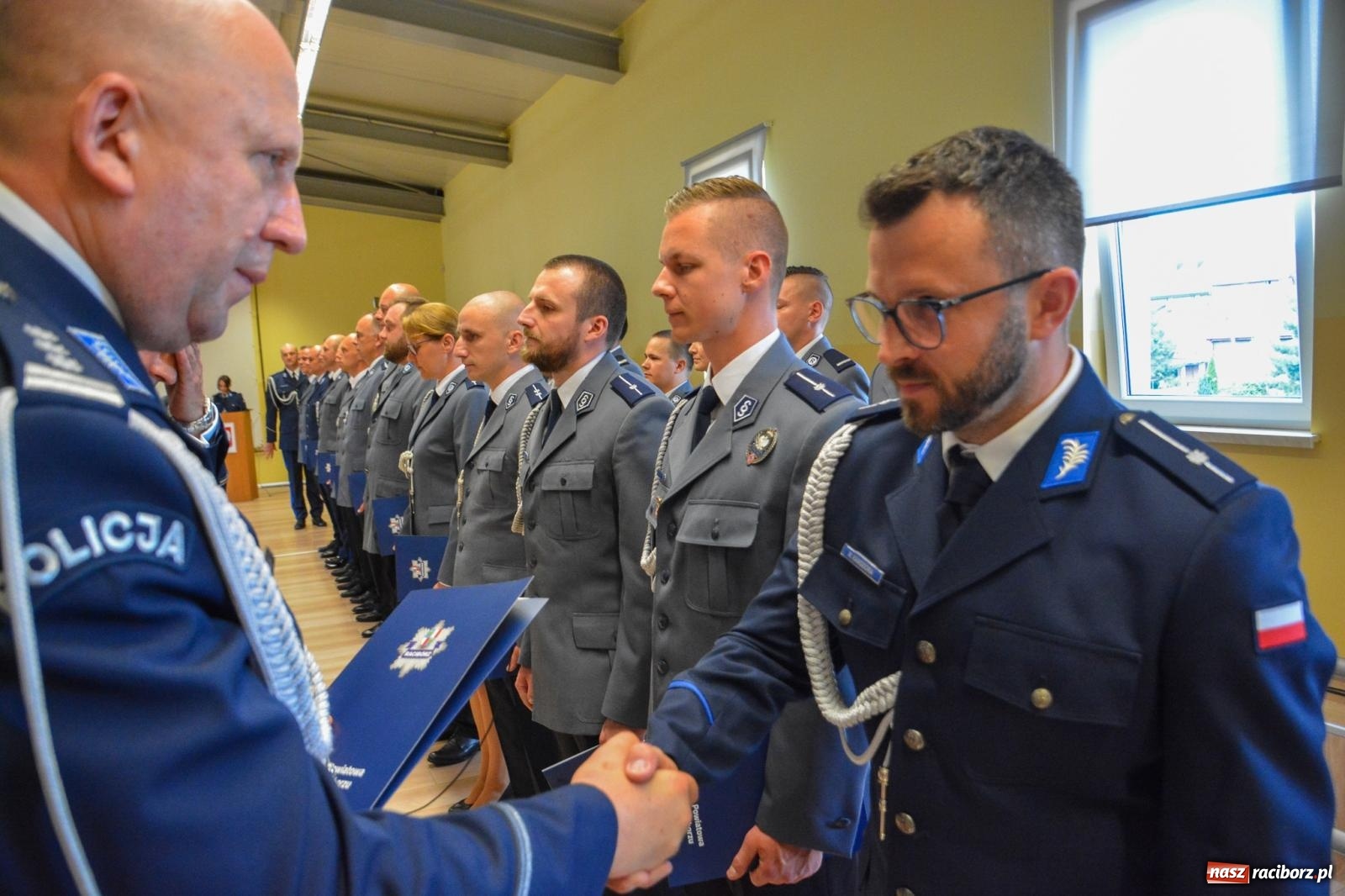 Zdjęcie w galerii na portalu naszraciborz.pl: Raciborska policja świętuje w Pietrowicach Wielkich. Wręczono awanse i odznaczenia [FOTO i WIDEO] wiadomości z regionu