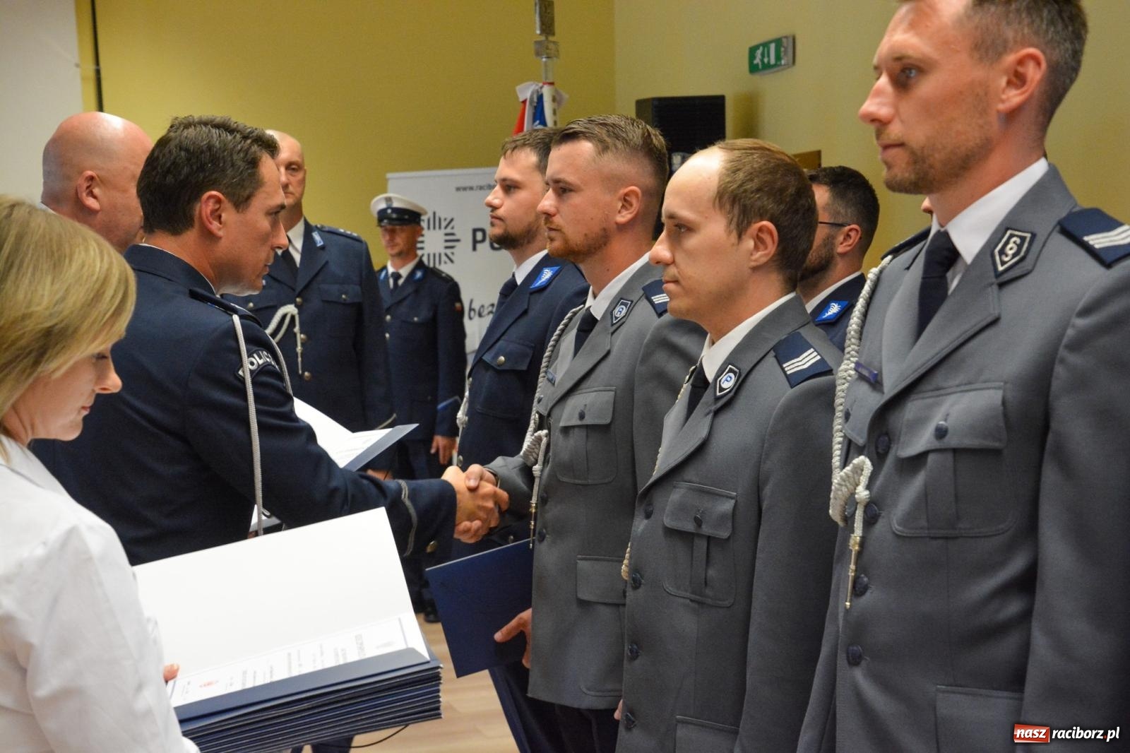 Zdjęcie w galerii na portalu naszraciborz.pl: Raciborska policja świętuje w Pietrowicach Wielkich. Wręczono awanse i odznaczenia [FOTO i WIDEO] wiadomości z regionu