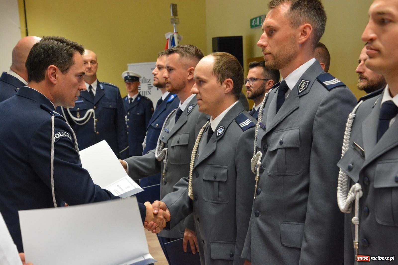 Zdjęcie w galerii na portalu naszraciborz.pl: Raciborska policja świętuje w Pietrowicach Wielkich. Wręczono awanse i odznaczenia [FOTO i WIDEO] wiadomości z regionu