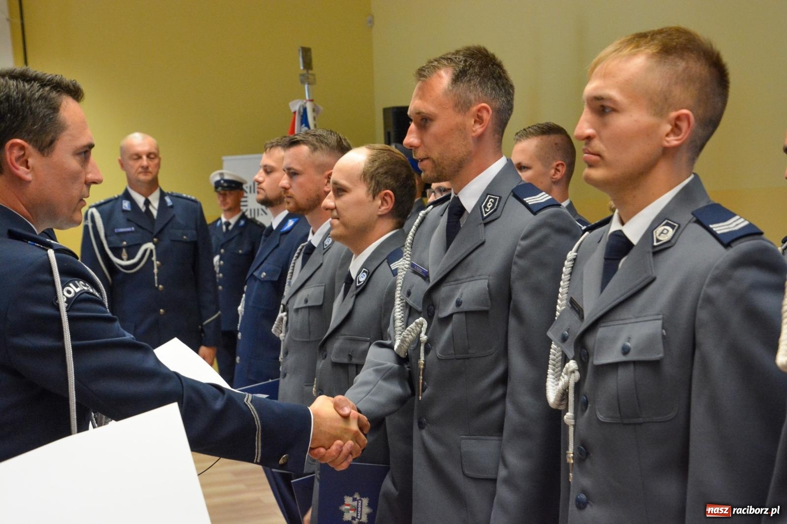 Zdjęcie w galerii na portalu naszraciborz.pl: Raciborska policja świętuje w Pietrowicach Wielkich. Wręczono awanse i odznaczenia [FOTO i WIDEO] wiadomości z regionu