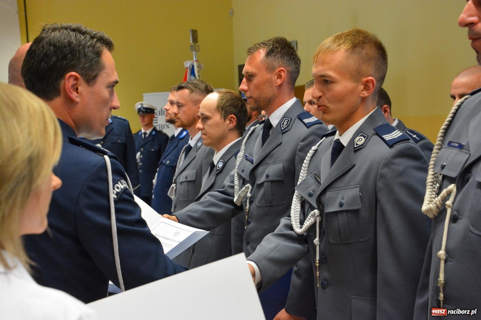 Zdjęcie w galerii na portalu naszraciborz.pl: Raciborska policja świętuje w Pietrowicach Wielkich. Wręczono awanse i odznaczenia [FOTO i WIDEO] wiadomości z regionu
