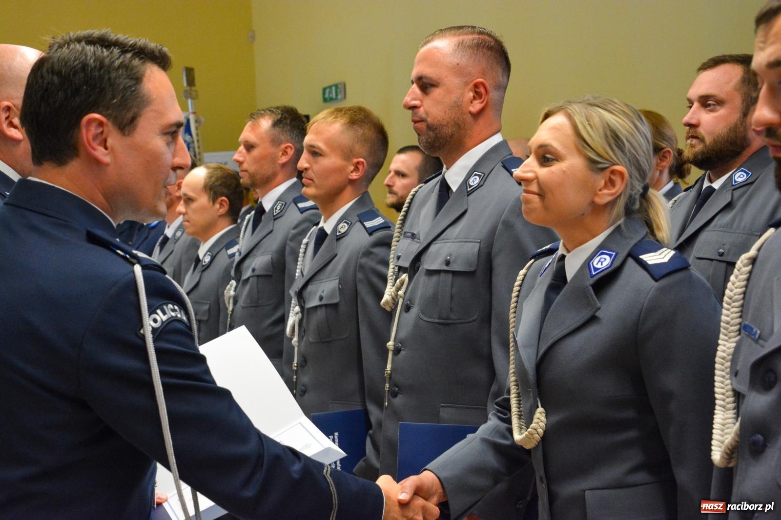 Zdjęcie w galerii na portalu naszraciborz.pl: Raciborska policja świętuje w Pietrowicach Wielkich. Wręczono awanse i odznaczenia [FOTO i WIDEO] wiadomości z regionu