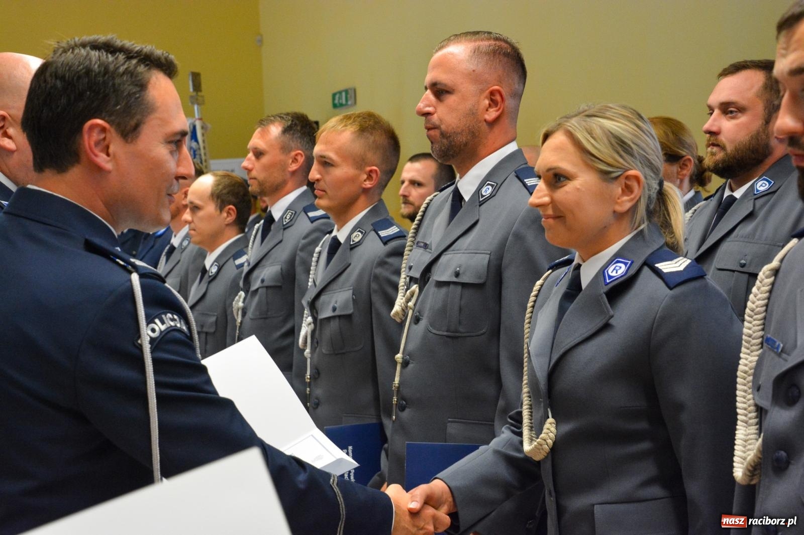 Zdjęcie w galerii na portalu naszraciborz.pl: Raciborska policja świętuje w Pietrowicach Wielkich. Wręczono awanse i odznaczenia [FOTO i WIDEO] wiadomości z regionu