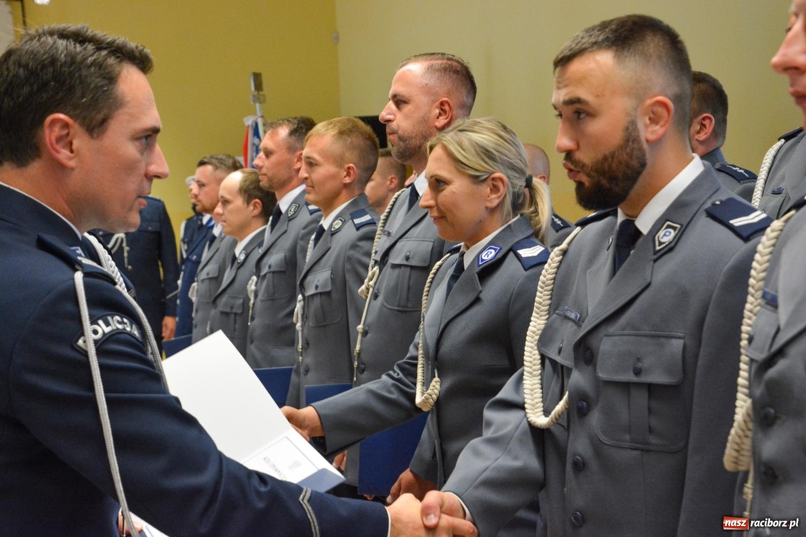 Zdjęcie w galerii na portalu naszraciborz.pl: Raciborska policja świętuje w Pietrowicach Wielkich. Wręczono awanse i odznaczenia [FOTO i WIDEO] wiadomości z regionu