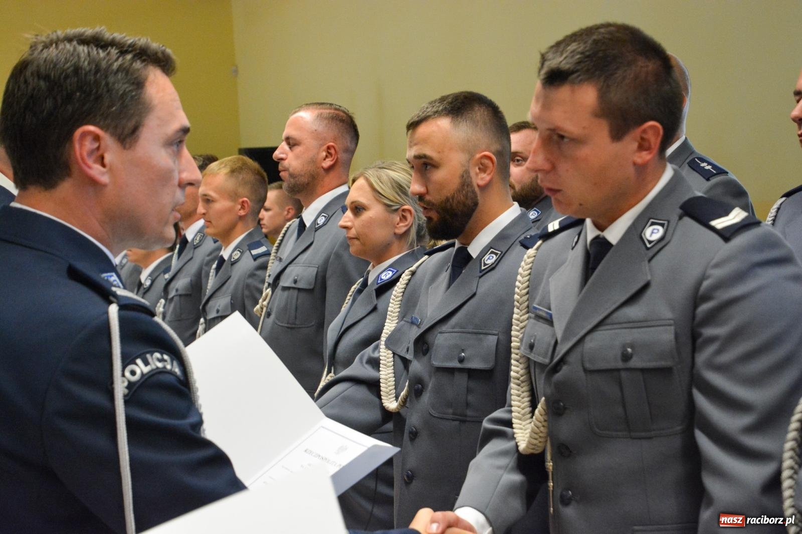 Zdjęcie w galerii na portalu naszraciborz.pl: Raciborska policja świętuje w Pietrowicach Wielkich. Wręczono awanse i odznaczenia [FOTO i WIDEO] wiadomości z regionu