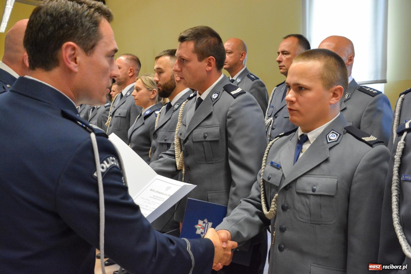 Zdjęcie w galerii na portalu naszraciborz.pl: Raciborska policja świętuje w Pietrowicach Wielkich. Wręczono awanse i odznaczenia [FOTO i WIDEO] wiadomości z regionu