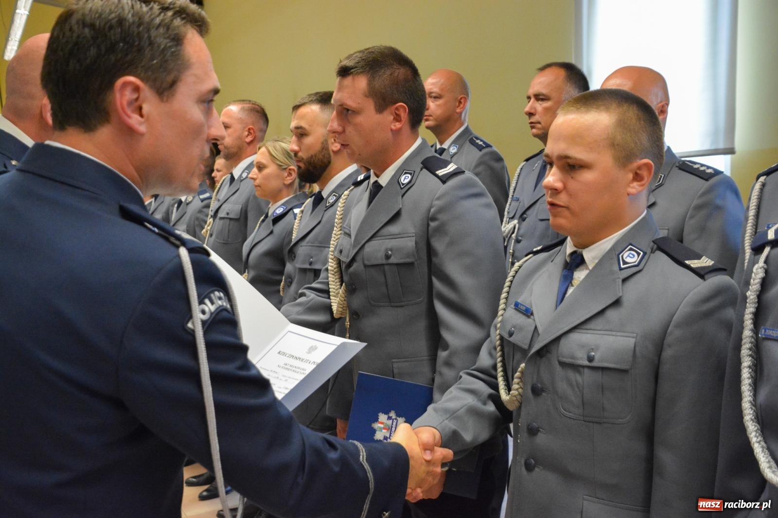 Zdjęcie w galerii na portalu naszraciborz.pl: Raciborska policja świętuje w Pietrowicach Wielkich. Wręczono awanse i odznaczenia [FOTO i WIDEO] wiadomości z regionu
