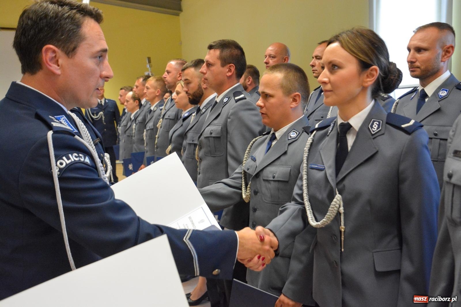 Zdjęcie w galerii na portalu naszraciborz.pl: Raciborska policja świętuje w Pietrowicach Wielkich. Wręczono awanse i odznaczenia [FOTO i WIDEO] wiadomości z regionu
