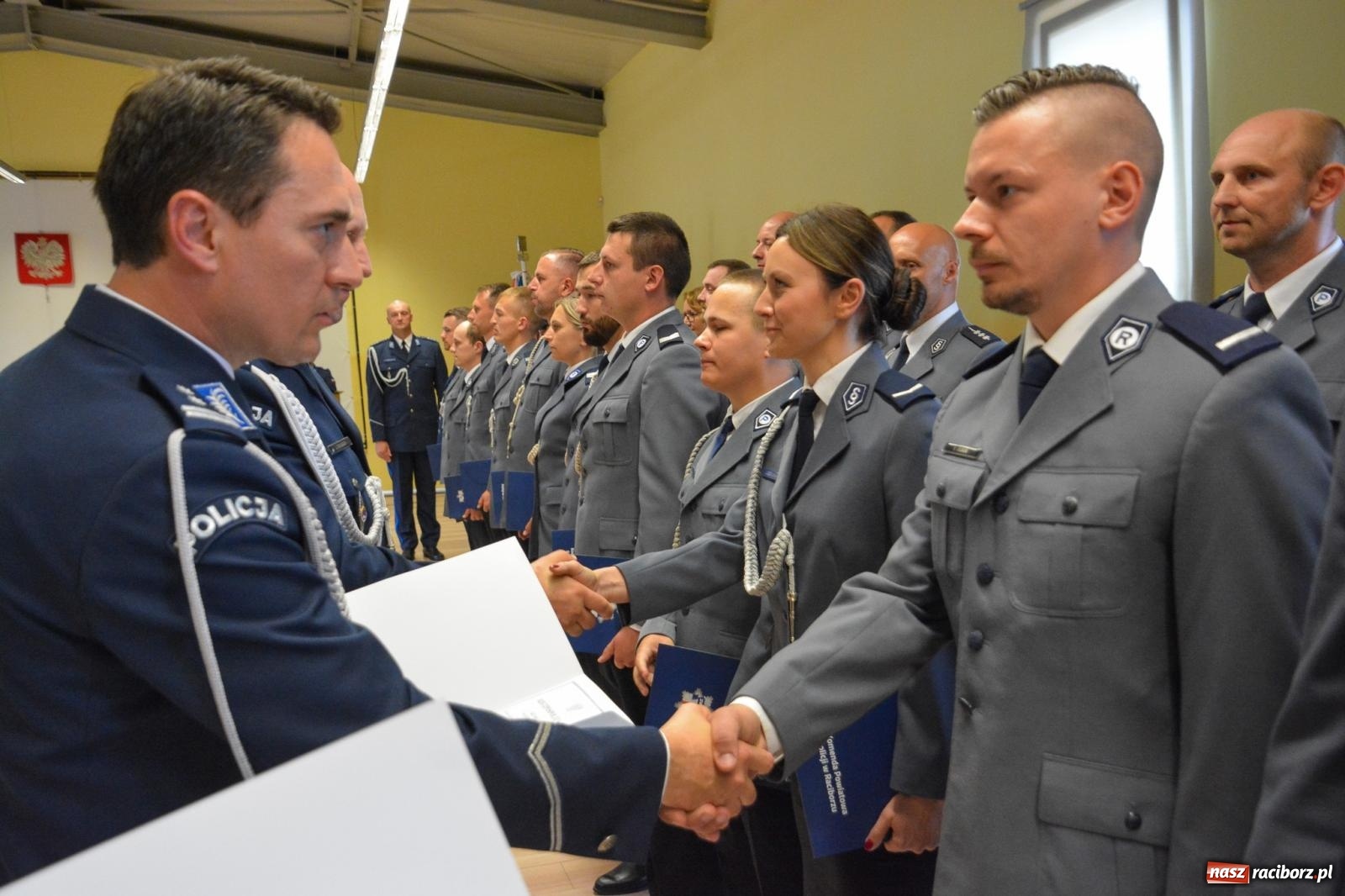 Zdjęcie w galerii na portalu naszraciborz.pl: Raciborska policja świętuje w Pietrowicach Wielkich. Wręczono awanse i odznaczenia [FOTO i WIDEO] wiadomości z regionu