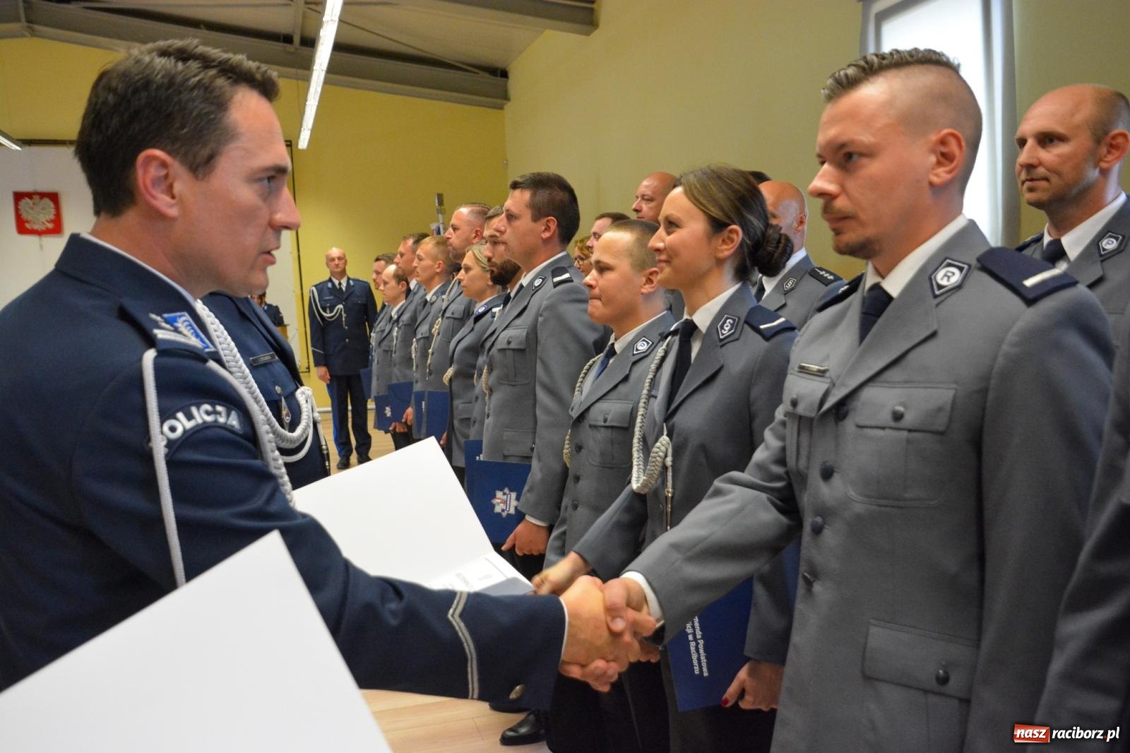 Zdjęcie w galerii na portalu naszraciborz.pl: Raciborska policja świętuje w Pietrowicach Wielkich. Wręczono awanse i odznaczenia [FOTO i WIDEO] wiadomości z regionu