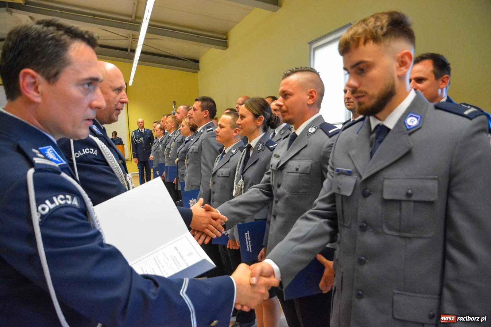 Zdjęcie w galerii na portalu naszraciborz.pl: Raciborska policja świętuje w Pietrowicach Wielkich. Wręczono awanse i odznaczenia [FOTO i WIDEO] wiadomości z regionu