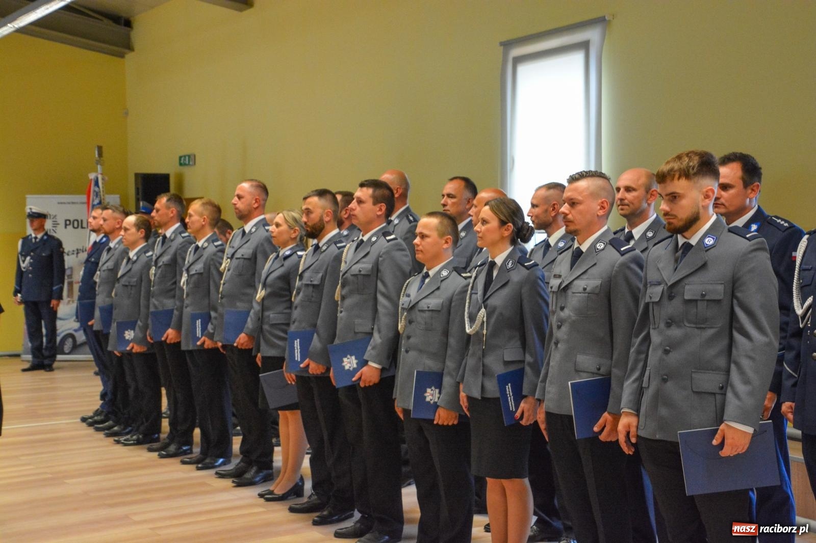 Zdjęcie w galerii na portalu naszraciborz.pl: Raciborska policja świętuje w Pietrowicach Wielkich. Wręczono awanse i odznaczenia [FOTO i WIDEO] wiadomości z regionu