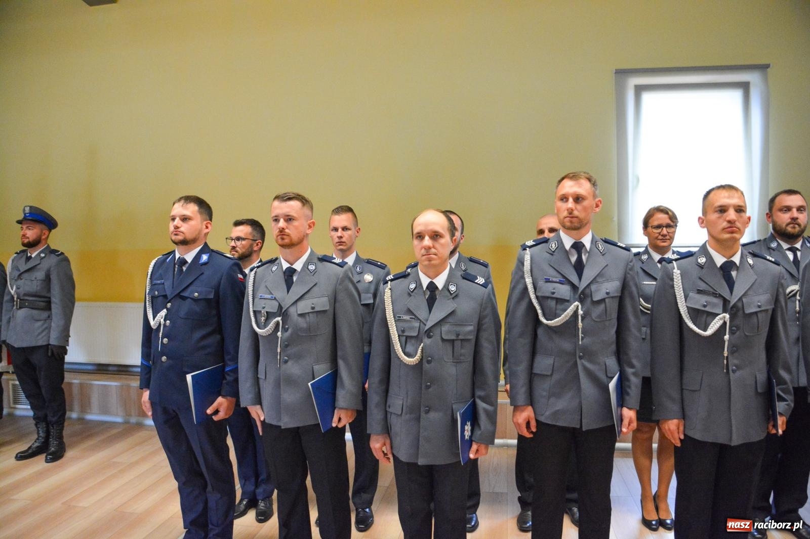Zdjęcie w galerii na portalu naszraciborz.pl: Raciborska policja świętuje w Pietrowicach Wielkich. Wręczono awanse i odznaczenia [FOTO i WIDEO] wiadomości z regionu