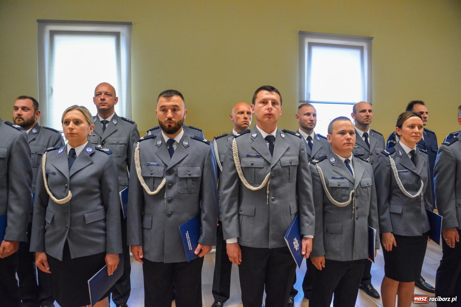 Zdjęcie w galerii na portalu naszraciborz.pl: Raciborska policja świętuje w Pietrowicach Wielkich. Wręczono awanse i odznaczenia [FOTO i WIDEO] wiadomości z regionu