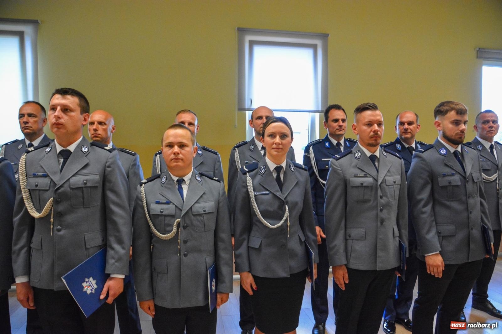 Zdjęcie w galerii na portalu naszraciborz.pl: Raciborska policja świętuje w Pietrowicach Wielkich. Wręczono awanse i odznaczenia [FOTO i WIDEO] wiadomości z regionu