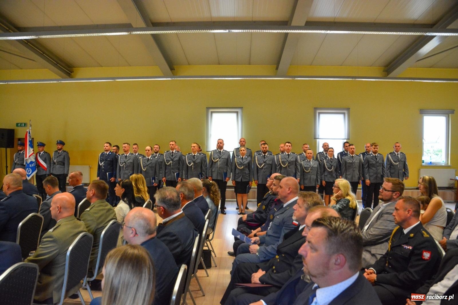 Zdjęcie w galerii na portalu naszraciborz.pl: Raciborska policja świętuje w Pietrowicach Wielkich. Wręczono awanse i odznaczenia [FOTO i WIDEO] wiadomości z regionu