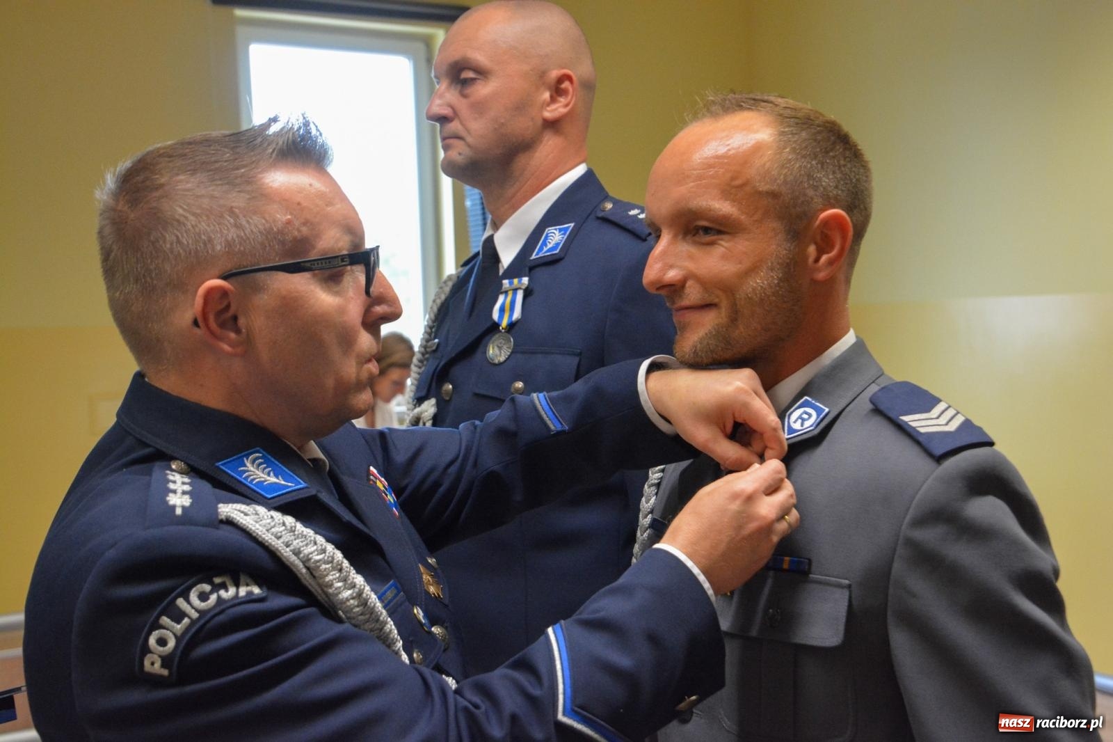 Zdjęcie w galerii na portalu naszraciborz.pl: Raciborska policja świętuje w Pietrowicach Wielkich. Wręczono awanse i odznaczenia [FOTO i WIDEO] wiadomości z regionu