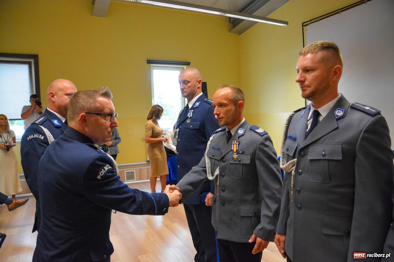 Zdjęcie w galerii na portalu naszraciborz.pl: Raciborska policja świętuje w Pietrowicach Wielkich. Wręczono awanse i odznaczenia [FOTO i WIDEO] wiadomości z regionu