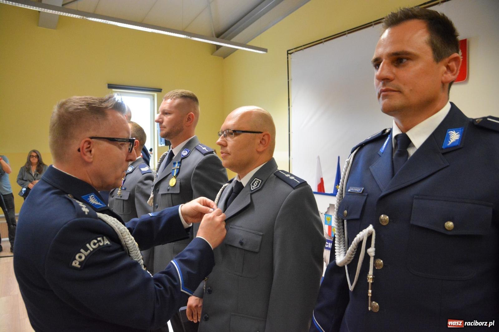 Zdjęcie w galerii na portalu naszraciborz.pl: Raciborska policja świętuje w Pietrowicach Wielkich. Wręczono awanse i odznaczenia [FOTO i WIDEO] wiadomości z regionu