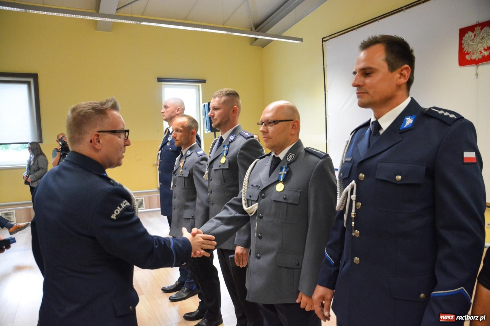 Zdjęcie w galerii na portalu naszraciborz.pl: Raciborska policja świętuje w Pietrowicach Wielkich. Wręczono awanse i odznaczenia [FOTO i WIDEO] wiadomości z regionu
