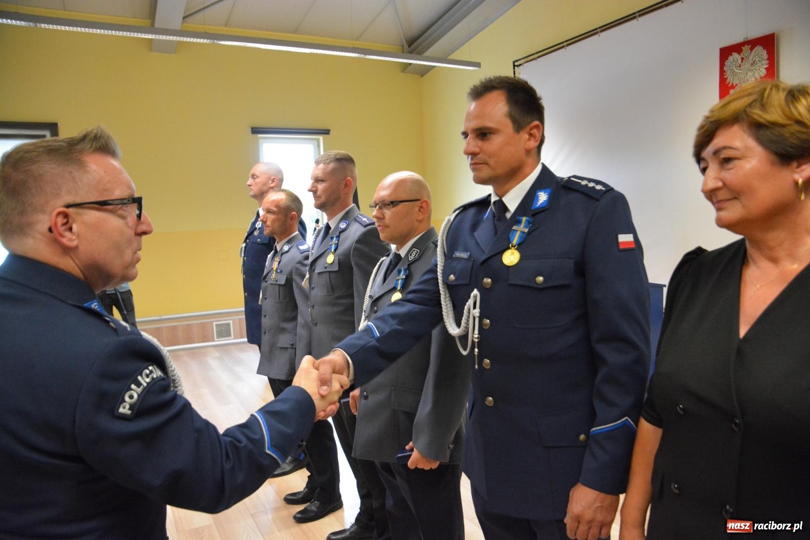 Zdjęcie w galerii na portalu naszraciborz.pl: Raciborska policja świętuje w Pietrowicach Wielkich. Wręczono awanse i odznaczenia [FOTO i WIDEO] wiadomości z regionu