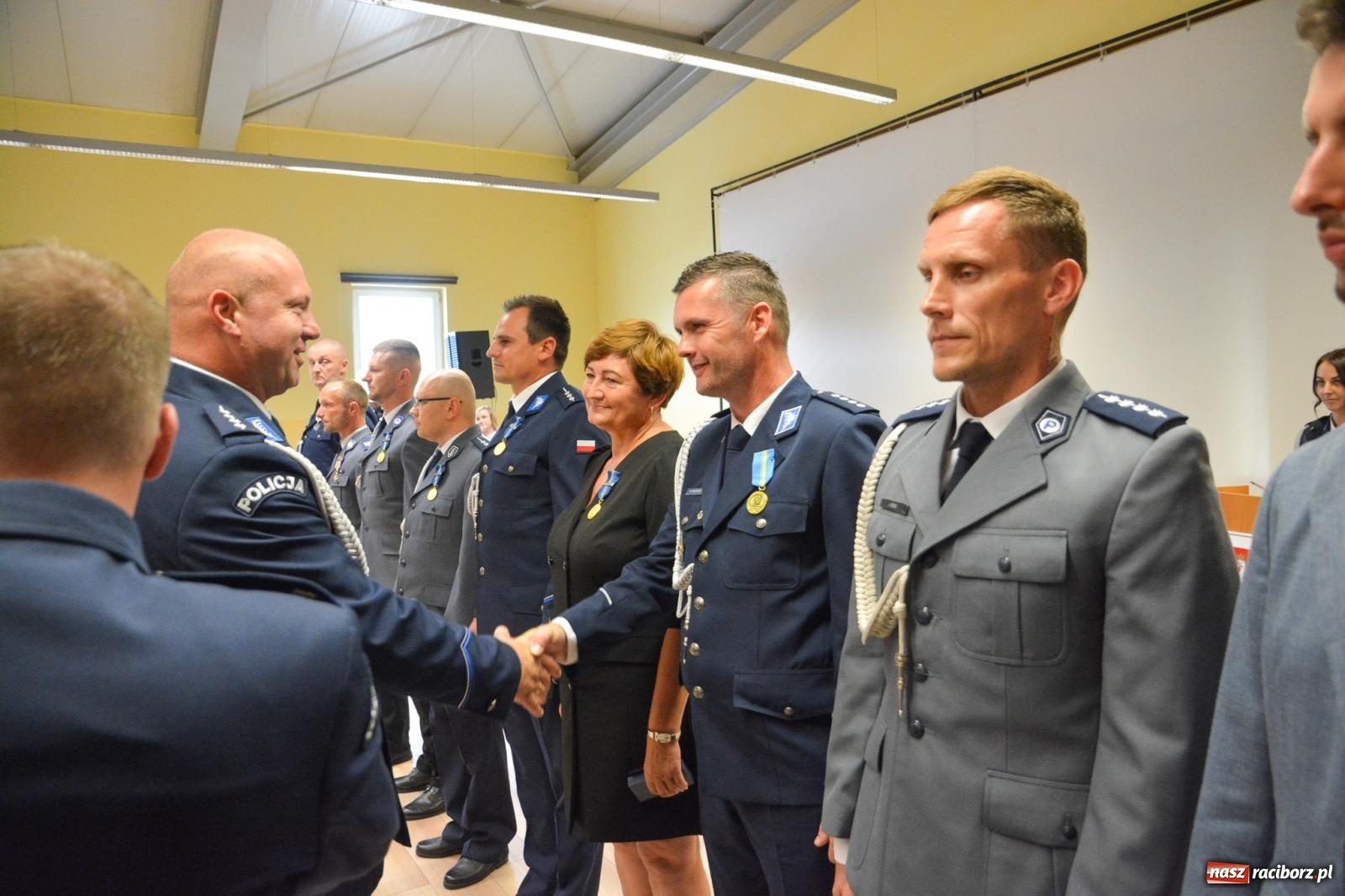 Zdjęcie w galerii na portalu naszraciborz.pl: Raciborska policja świętuje w Pietrowicach Wielkich. Wręczono awanse i odznaczenia [FOTO i WIDEO] wiadomości z regionu