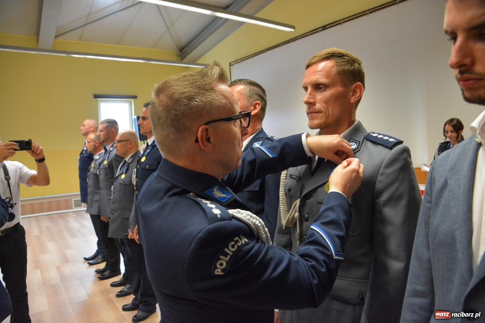 Zdjęcie w galerii na portalu naszraciborz.pl: Raciborska policja świętuje w Pietrowicach Wielkich. Wręczono awanse i odznaczenia [FOTO i WIDEO] wiadomości z regionu