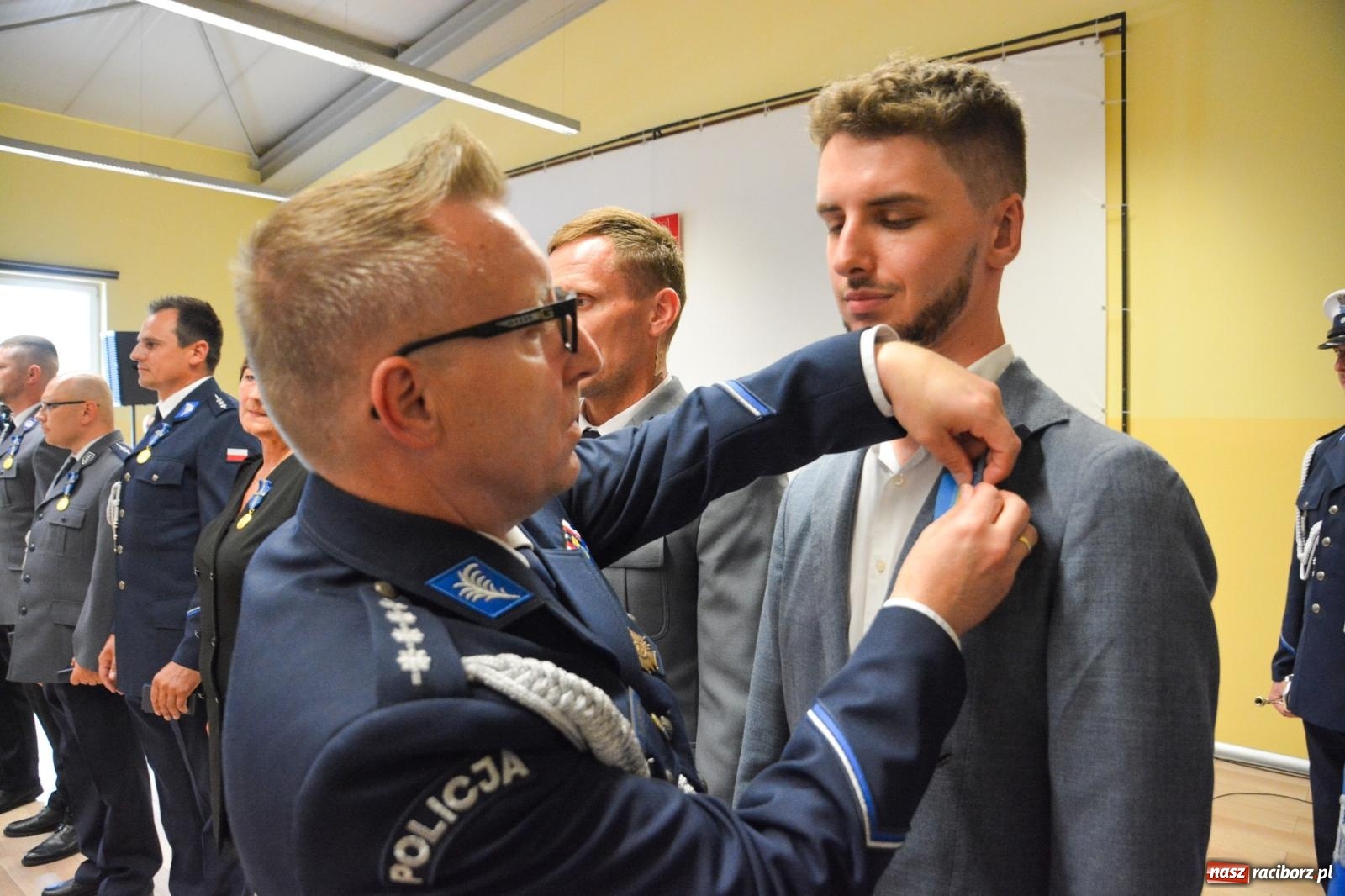 Zdjęcie w galerii na portalu naszraciborz.pl: Raciborska policja świętuje w Pietrowicach Wielkich. Wręczono awanse i odznaczenia [FOTO i WIDEO] wiadomości z regionu