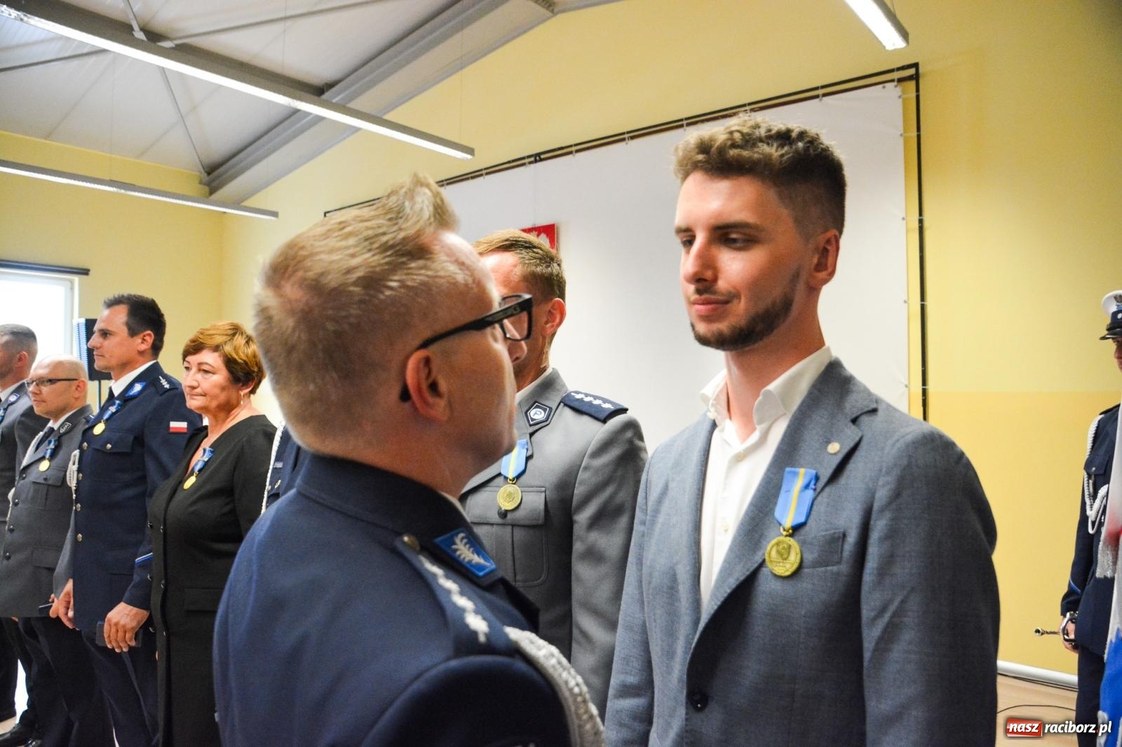Zdjęcie w galerii na portalu naszraciborz.pl: Raciborska policja świętuje w Pietrowicach Wielkich. Wręczono awanse i odznaczenia [FOTO i WIDEO] wiadomości z regionu