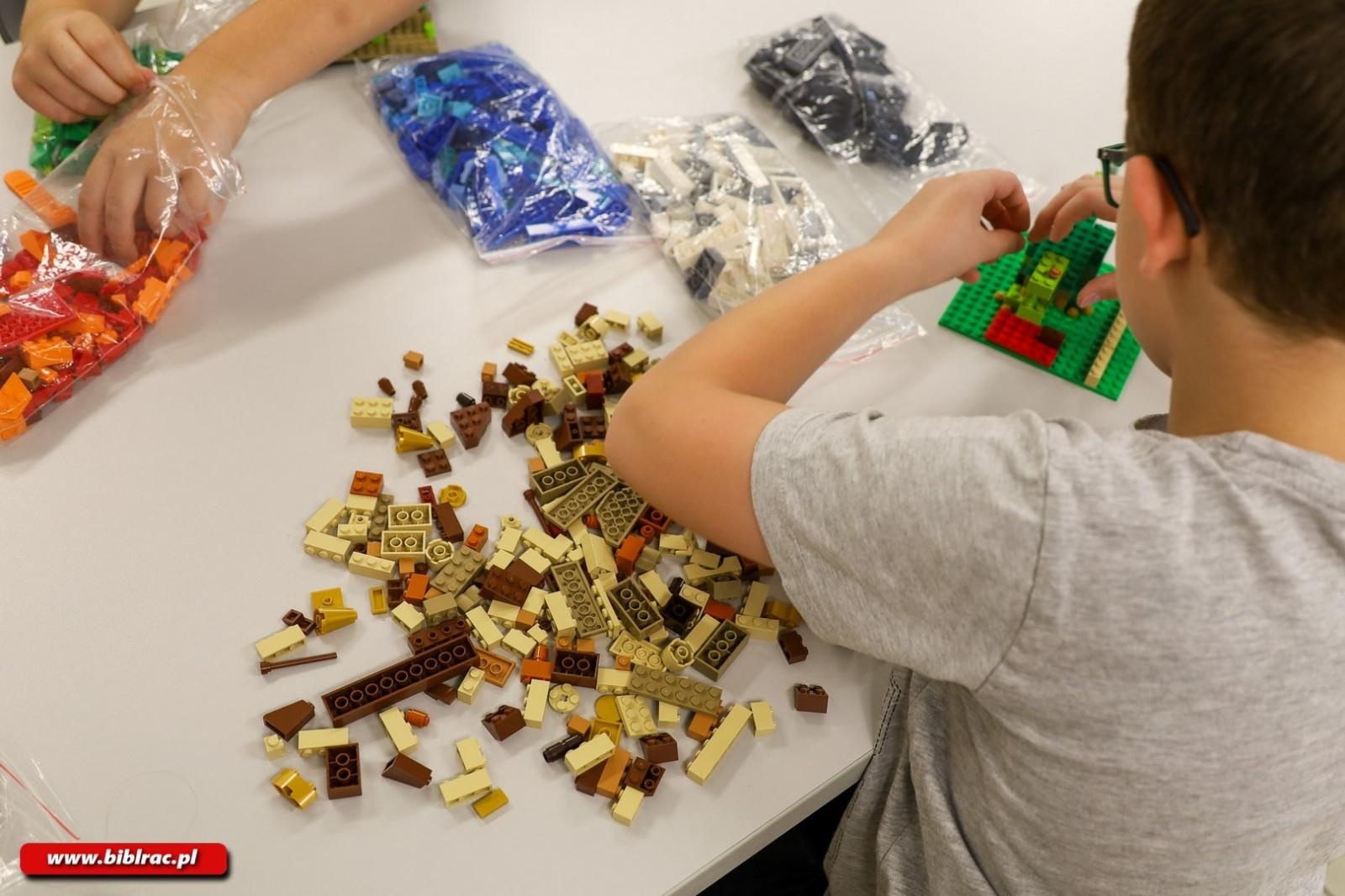 Zdjęcie w galerii na portalu naszraciborz.pl: Wakacyjne warsztaty lego w raciborskiej bibliotece wiadomości z regionu