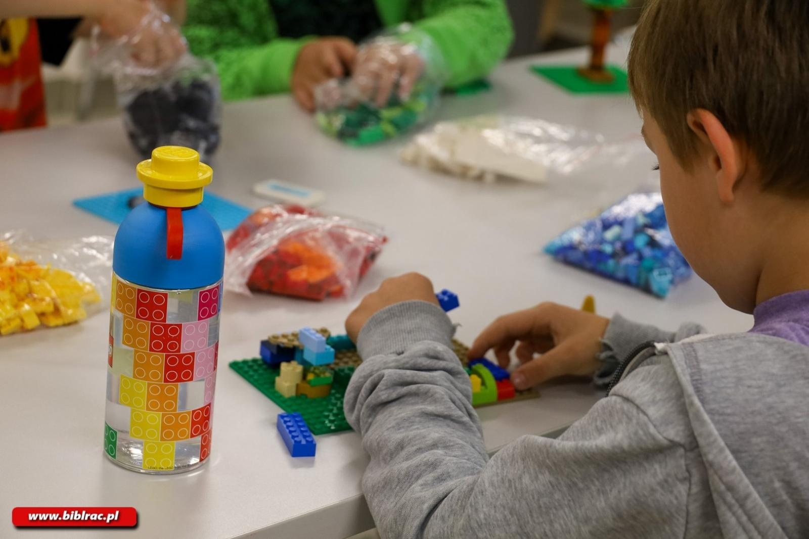 Zdjęcie w galerii na portalu naszraciborz.pl: Wakacyjne warsztaty lego w raciborskiej bibliotece wiadomości z regionu