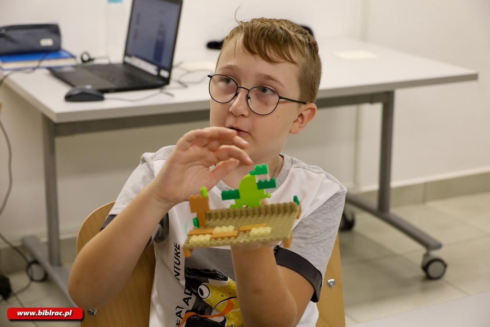 Zdjęcie w galerii na portalu naszraciborz.pl: Wakacyjne warsztaty lego w raciborskiej bibliotece wiadomości z regionu
