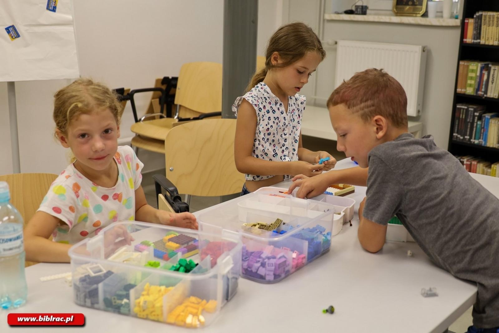 Zdjęcie w galerii na portalu naszraciborz.pl: Wakacyjne warsztaty lego w raciborskiej bibliotece wiadomości z regionu