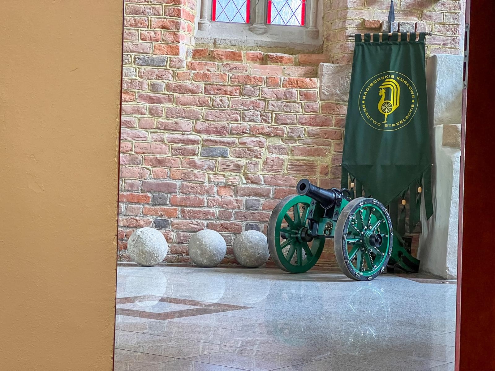 Zdjęcie w galerii na portalu naszraciborz.pl: Zamek Piastowski w Raciborzu wzbogacił się o pierwsze działo w swojej kolekcji wiadomości z regionu