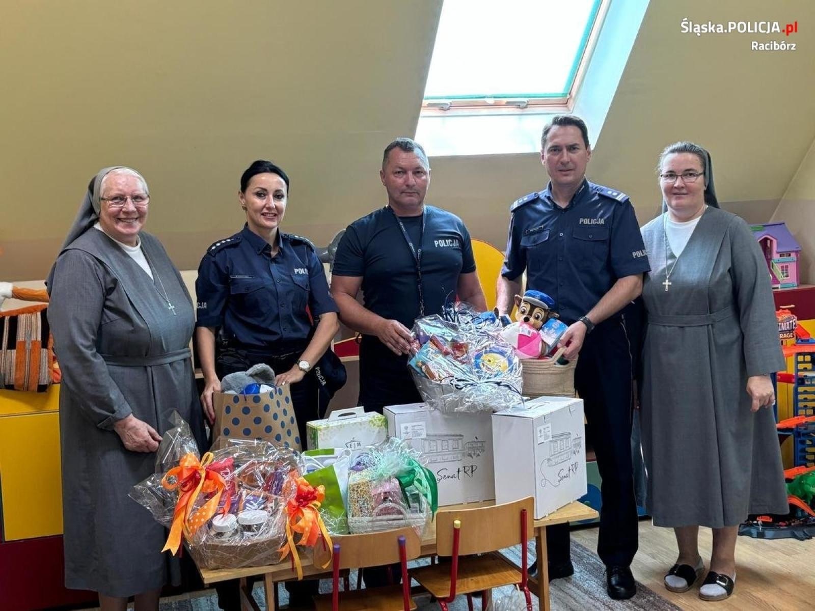 Zdjęcie w galerii na portalu naszraciborz.pl: Słodkości zamiast kwiatów. Policjanci zrobili prezent dzieciom z Pogrzebienia wiadomości z regionu