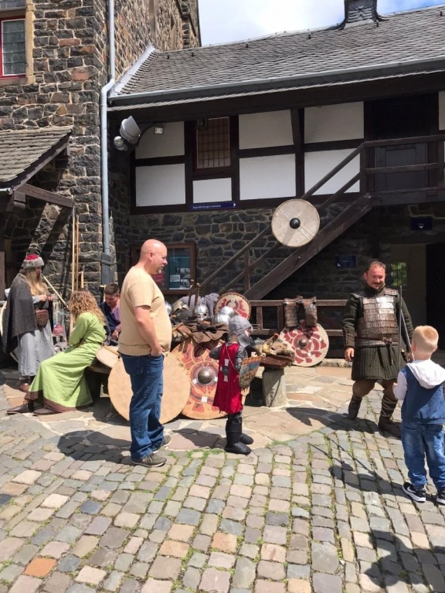 Zdjęcie w galerii na portalu naszraciborz.pl: Wojowie z Raciborza zdobyli zamek w Altenie wiadomości z regionu