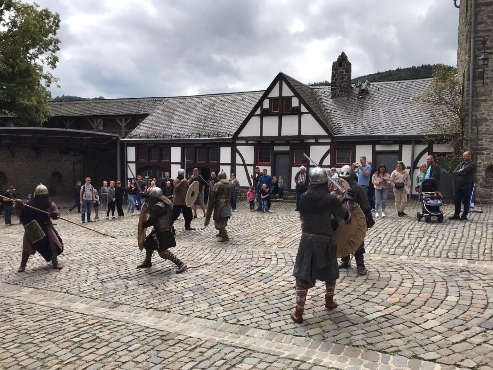 Zdjęcie w galerii na portalu naszraciborz.pl: Wojowie z Raciborza zdobyli zamek w Altenie wiadomości z regionu