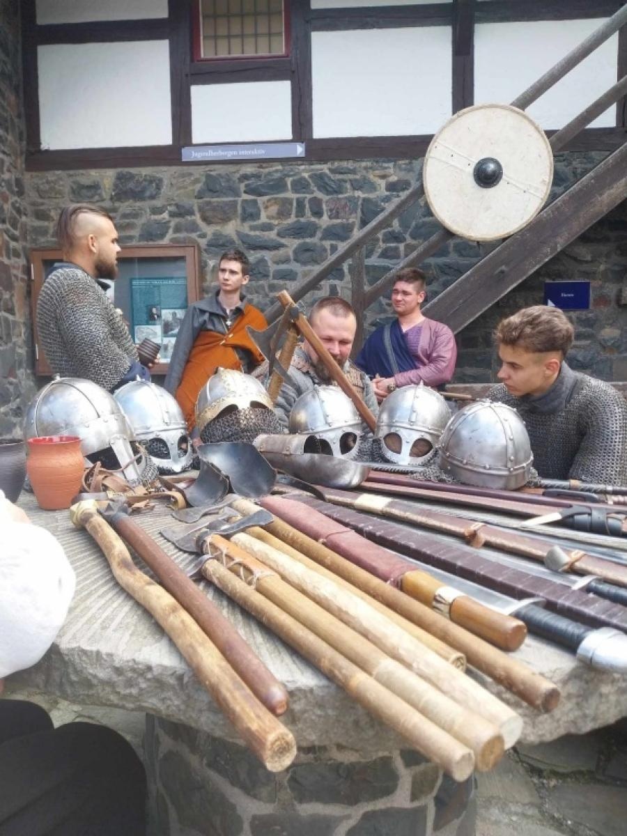 Zdjęcie w galerii na portalu naszraciborz.pl: Wojowie z Raciborza zdobyli zamek w Altenie wiadomości z regionu