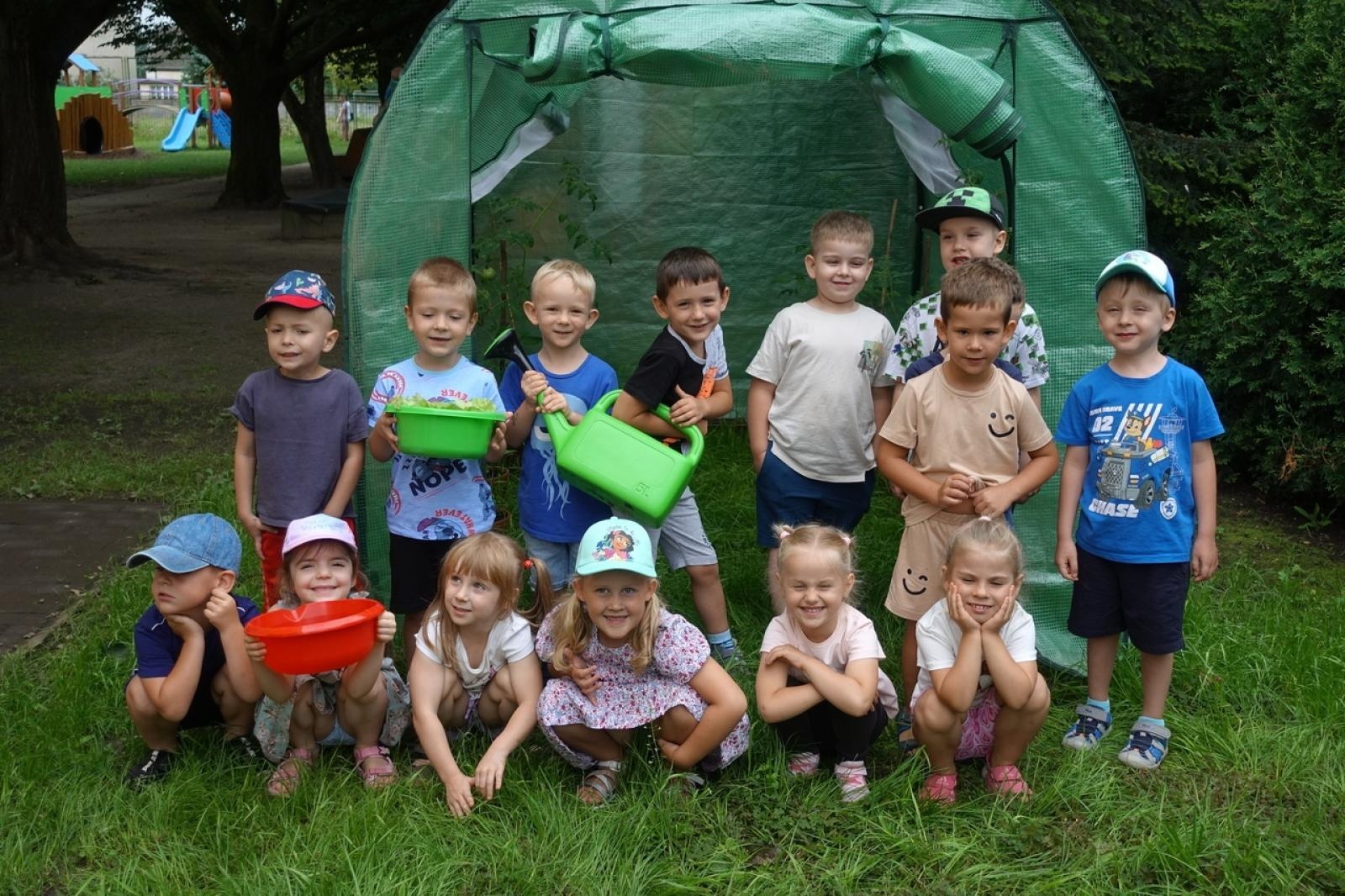 Zdjęcie w galerii na portalu naszraciborz.pl: Mali ogrodnicy dbają o swoje warzywniki i delektują się pierwszymi zbiorami wiadomości z regionu