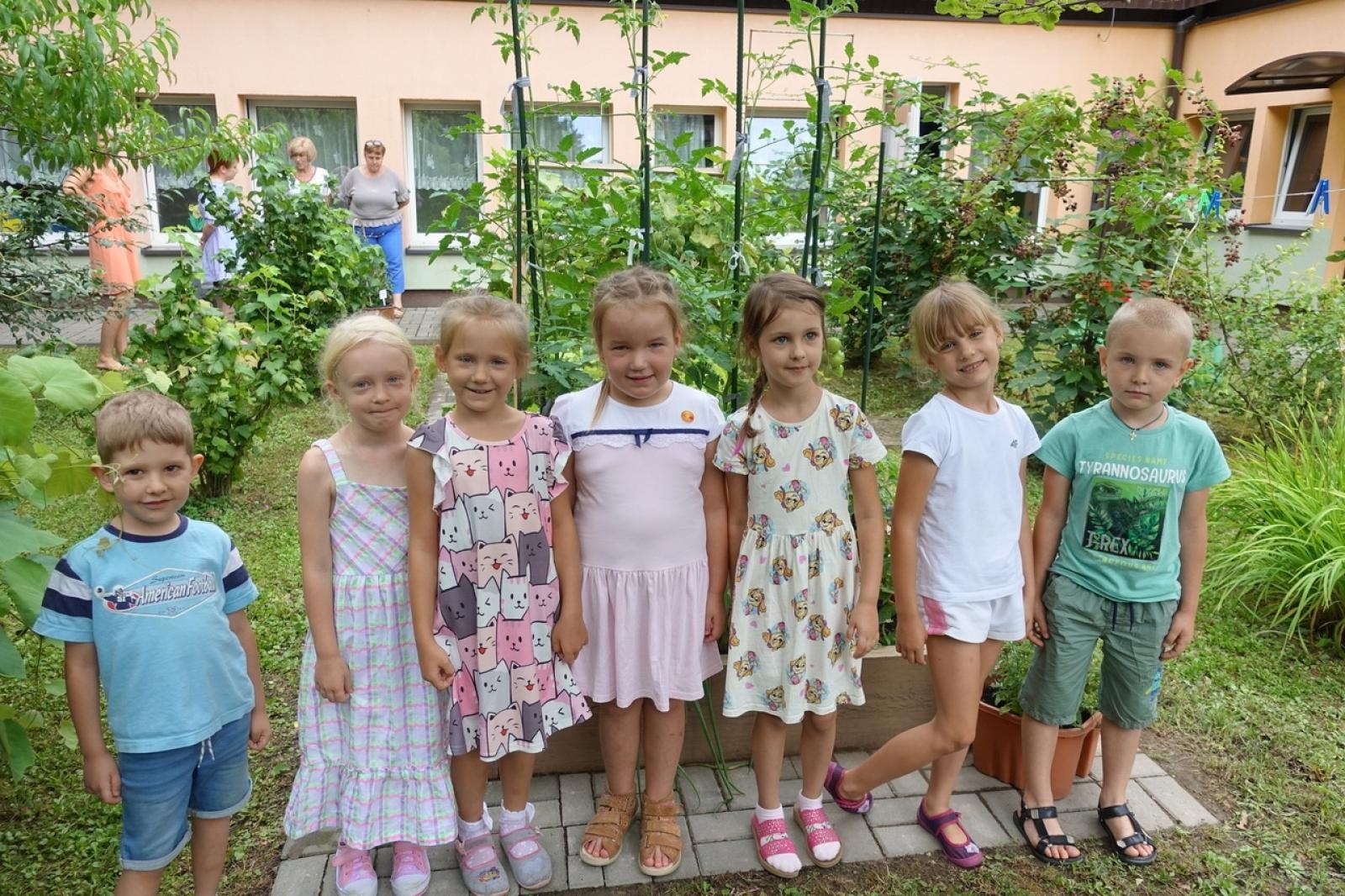 Zdjęcie w galerii na portalu naszraciborz.pl: Mali ogrodnicy dbają o swoje warzywniki i delektują się pierwszymi zbiorami wiadomości z regionu