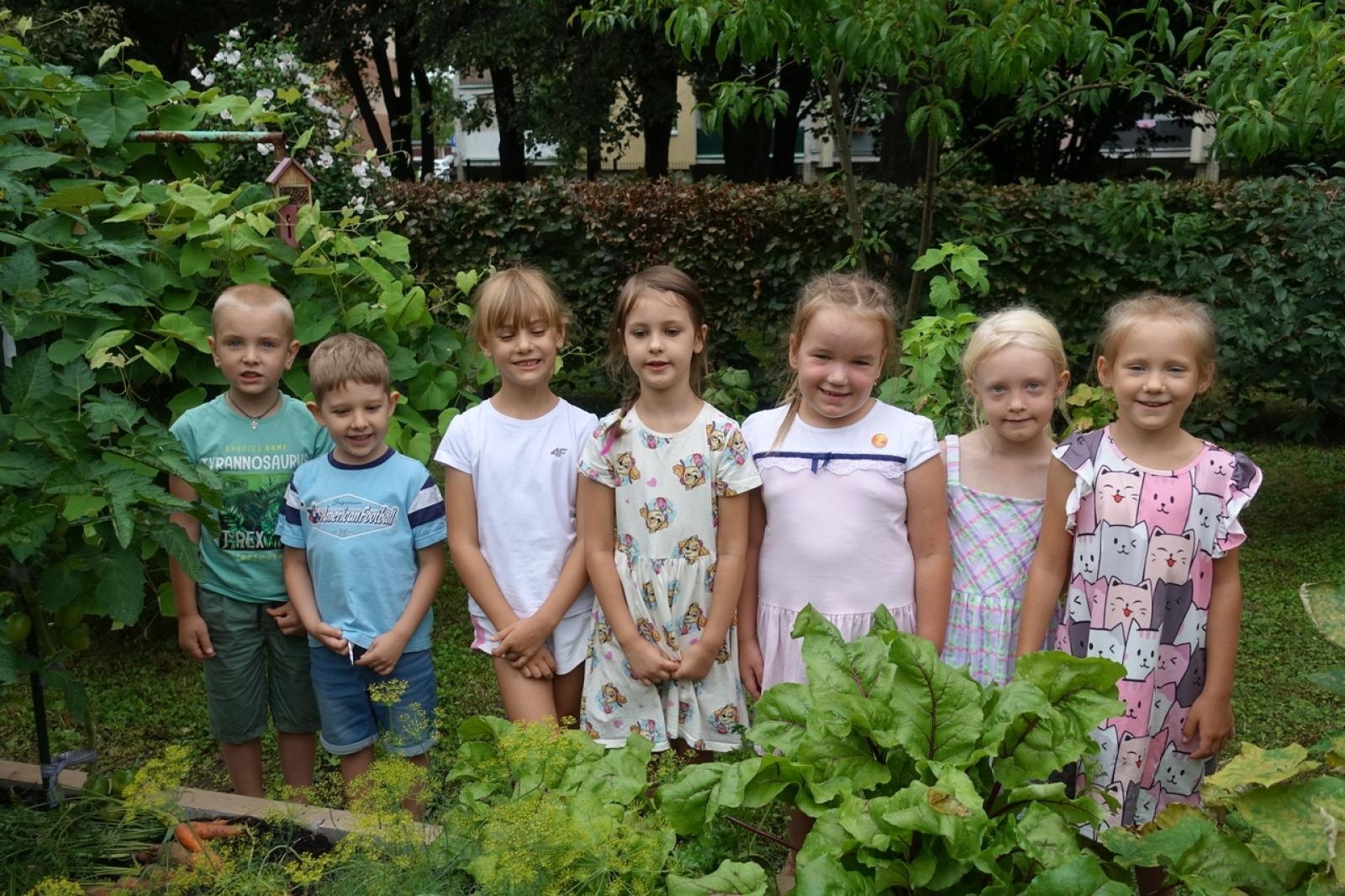Zdjęcie w galerii na portalu naszraciborz.pl: Mali ogrodnicy dbają o swoje warzywniki i delektują się pierwszymi zbiorami wiadomości z regionu