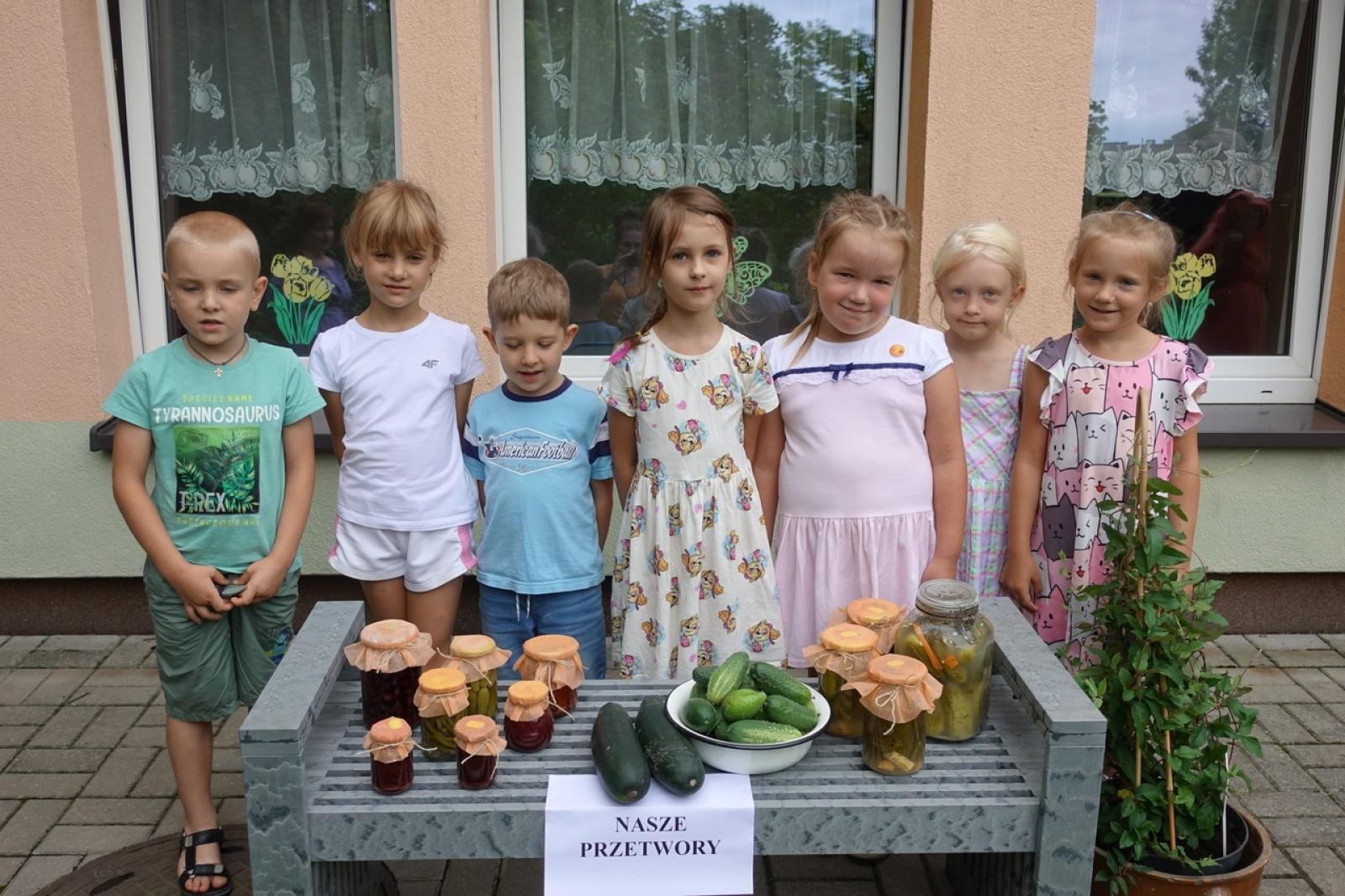 Zdjęcie w galerii na portalu naszraciborz.pl: Mali ogrodnicy dbają o swoje warzywniki i delektują się pierwszymi zbiorami wiadomości z regionu